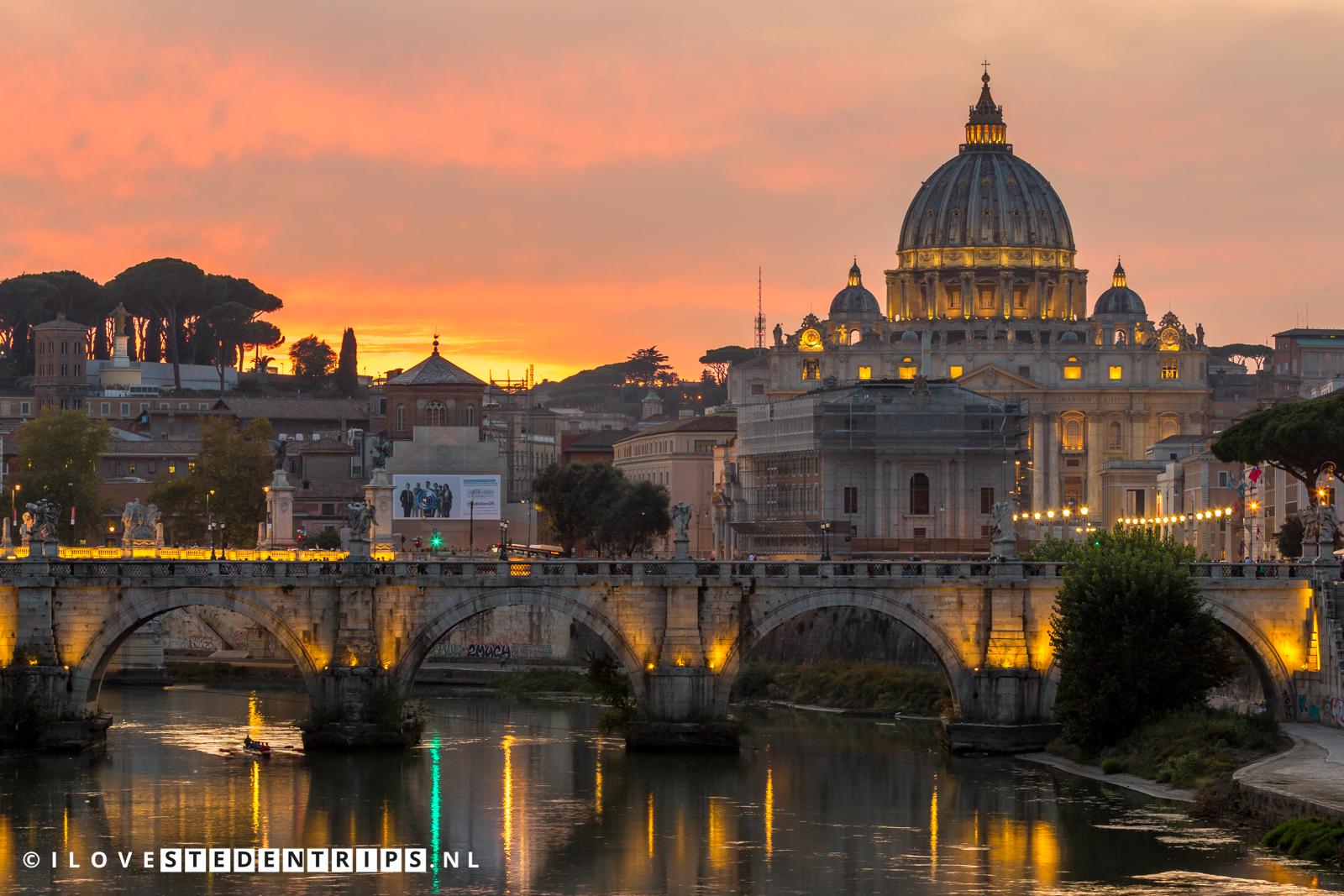 Sint-Pietersbasiliek in Rome bij zonsondergang