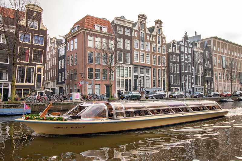 Beeldbank Amsterdam: rondvaartboot op de Herengracht in Amsterdam