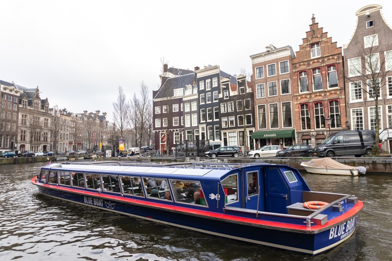 Beeldbank Amsterdam: rondvaartboot op de Herengracht in Amsterdam