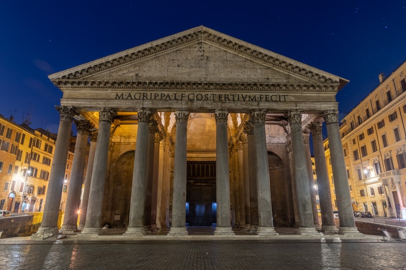 Voorkant van het Pantheon in ROme