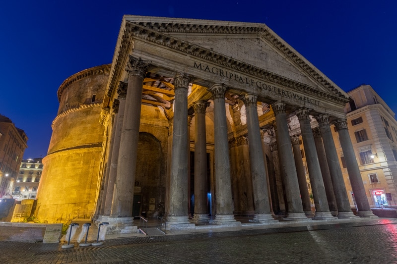 Voorkant en zijkant van het Pantheon in Rome
