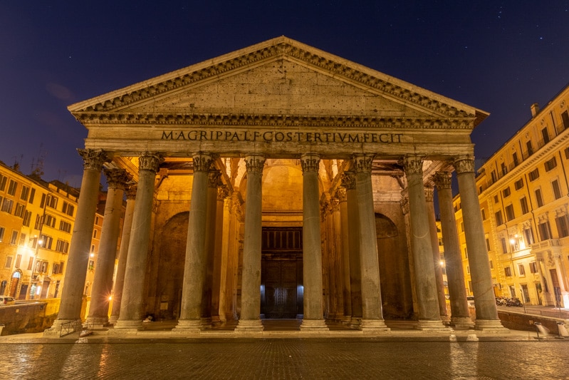 Voorkant van het Pantheon in Rome