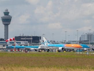 Orange Pride KLM op Schiphol