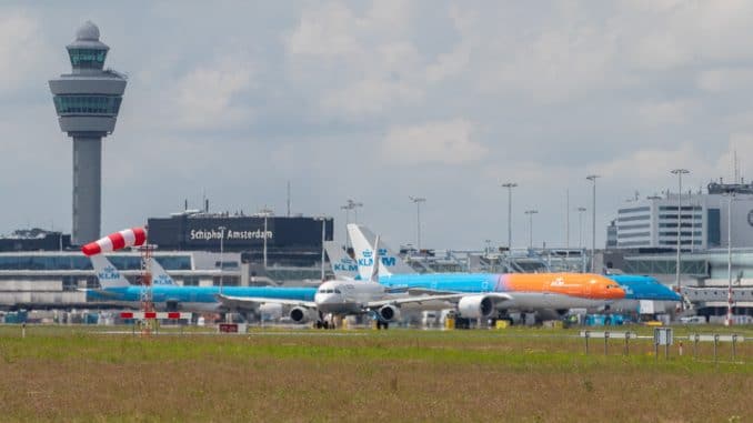 Orange Pride KLM op Schiphol